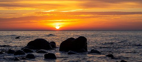 Sonnenuntergang am Strand mit Großen Felsen im Wasser an der Ostsee auf Rügen