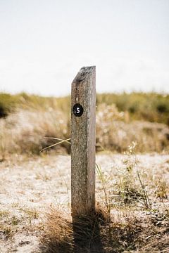 Route paal op Ameland. van Holly Klein Oonk