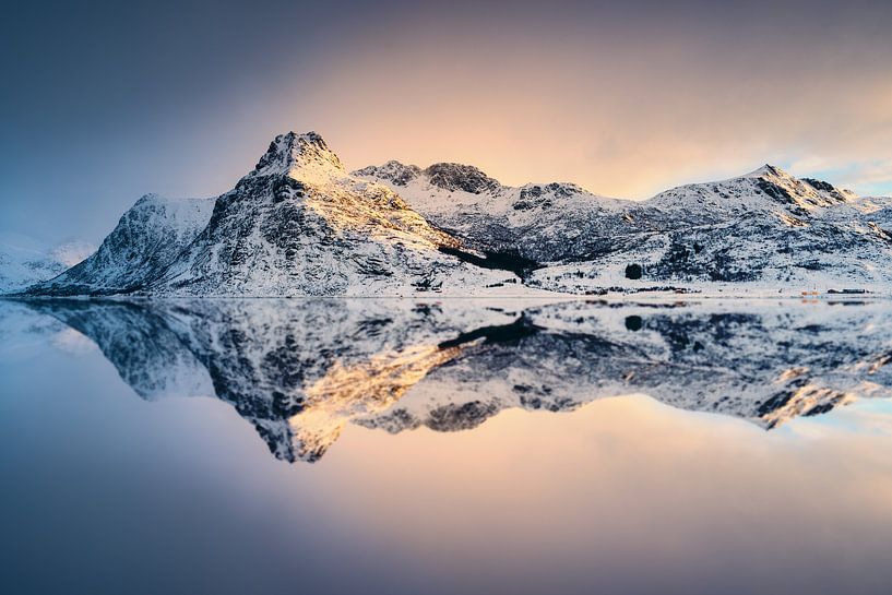  Fjord op het eiland Flakstadøy van Arnaud Bertrande