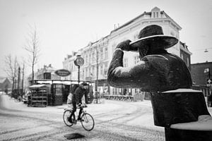 Standbeeld De Wiekeneer in de sneeuw