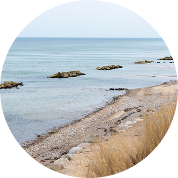 blauwe zee met rotsen, strand, kust van Denemarken van Karijn | Fine art Natuur en Reis Fotografie