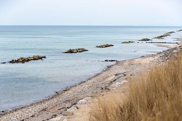 blauwe zee met rotsen, strand, kust van Denemarken