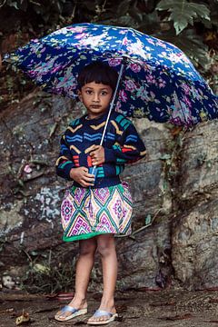 Kleurrijk meisje met paraplu. von Rebecca Gruppen