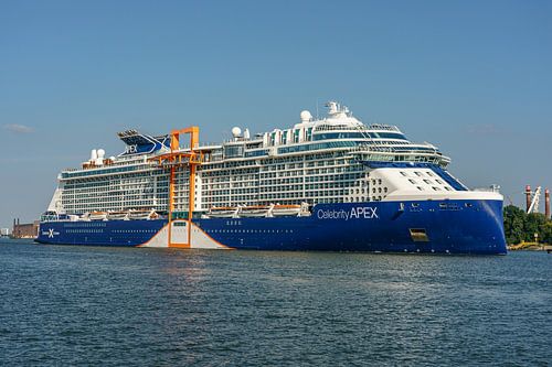 Le Celebrity APEX quitte le port de Rotterdam.