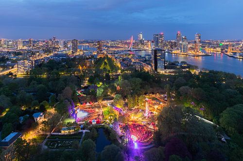 De skyline van Rotterdam by Night tijdens Oranjebitter 2018