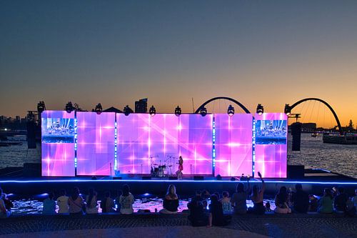 Het drijvende concertpodium bij zonsondergang