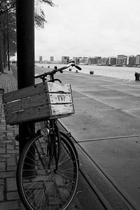 Fiets aan de kade van Foto Studio Labie