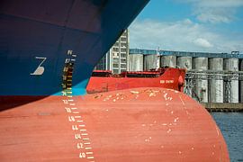 Schepen in de haven van Amsterdam boeg perspectief. van scheepskijkerhavenfotografie