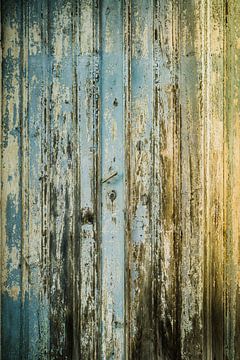 Oude, kleurrijke, verweerde deur van Heleen van de Ven