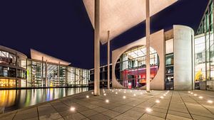 Moderne Architektur im Regierungsviertel Berlin bei Nacht - Pano