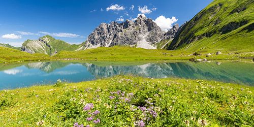 Stilte in het blauw van het meer