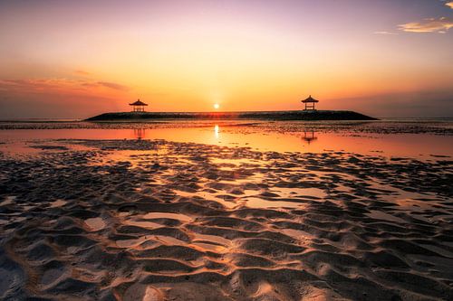 Balinese tempel in de zee, zonsopgang en eb in Sanur