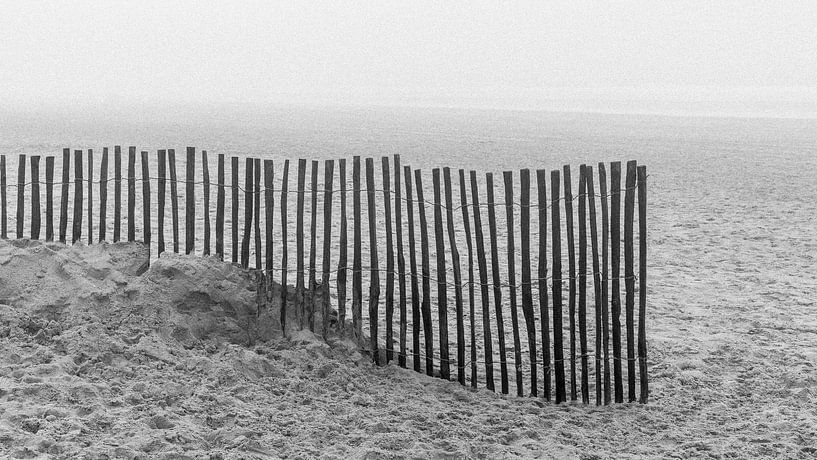 Fence on beach with noise, cinematic black and white by Yanuschka | Fotografie Noordwijk
