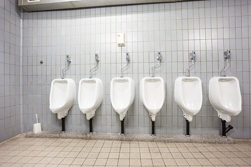 Urinoirs bij de mannen toilet