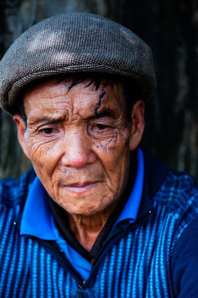 Droevige Chinese man by André van Bel