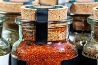 Diverse kruiden in een potje