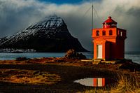 Oranje vuurtoren op IJsland