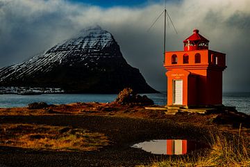 Oranje vuurtoren op IJsland van Miranda Engwerda