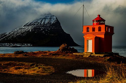 Oranje vuurtoren op IJsland van Miranda Engwerda