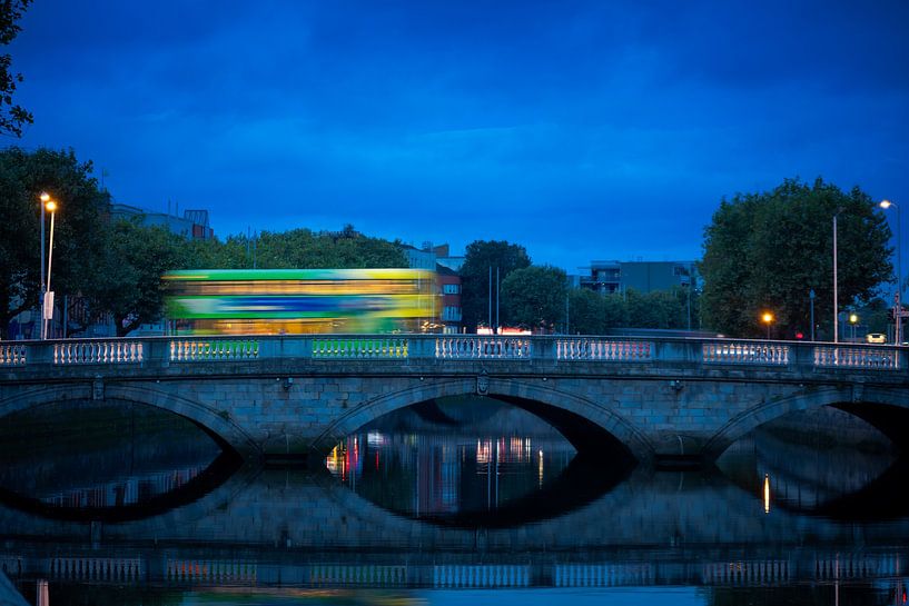 Dubbeldekkerbus op de O&#039;Donovan Rossa-brug van Robert Ruidl