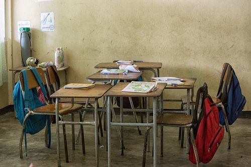 Leeg klaslokaal in Suriname tijdens de pauze van Patricia Hofmeester