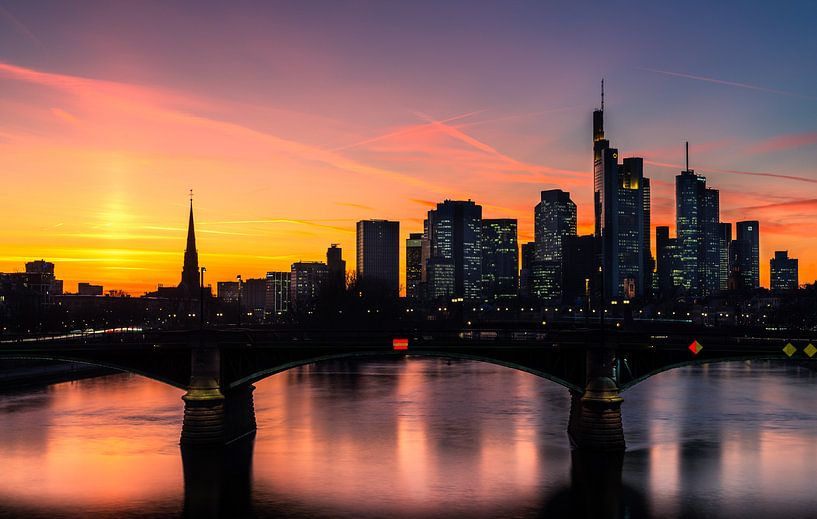 Frankfurtse skyline in de zonsondergang van Christian Klös