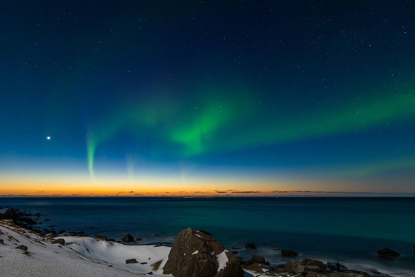 Spektakuläres tanzendes grünes starkes Nordlicht über dem berühmten runden Felsenstrand bei Uttaklei von Robert Ruidl