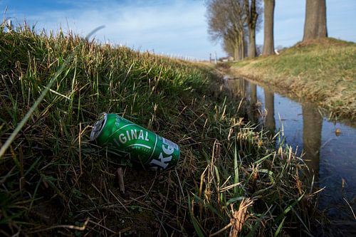 Beuningen 21-02-2021. Dosen in einem Graben und am Straßenrand. FOTO: GER LOEFFEN
