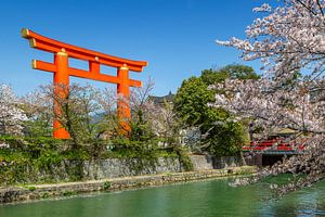 Okazaki Kanal mit zinnoberrotem Torii und Keiryu Brücke
