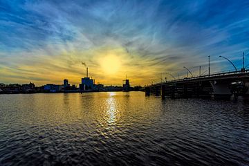 zicht op een rivier , met grote brug bij ondergaande zon van Rita Phessas