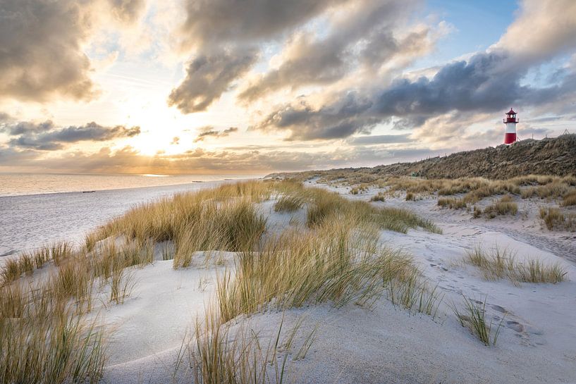 Spektakulärer Sonnenaufgang am Leuchtturm List-Ost auf Sylt von Christian Müringer