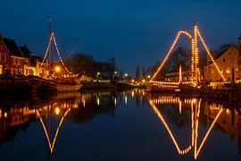 Traditionelle beleuchtete Segelschiffe im Hafen von Dokkum am Weihnachtsabend von Eye on You