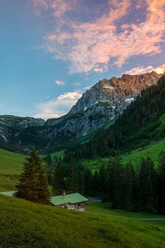 Avondsfeer met eenzame hut in Kleinwalsertal, Oostenrijk van Raphael Koch