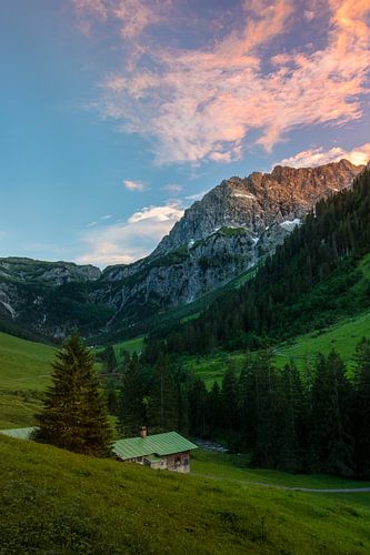 Abendstimmung mit einsamer Hütte im Kleinwalsertal, Österreich von Raphael Koch