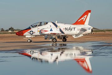 Amerikaanse T-45 Goshawk op NAF El Centro taxiet naar de baan voor take-off. van Jaap van den Berg