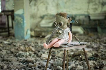 Pop met gasmasker Tsjernobyl van Erwin Zwaan
