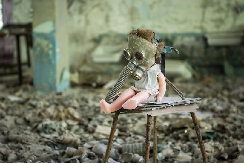 Chernobyl gasmask on puppet par Erwin Zwaan