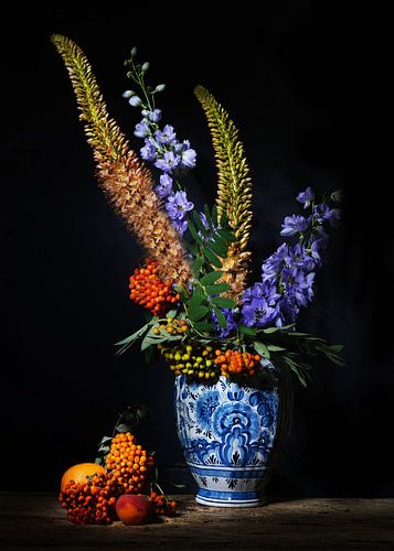 Stilleven in antieke Delfst blauwe vaas, nieuwe meester . .Aanbieding.