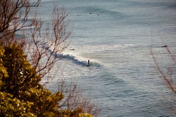 Surfer in de baai van Biarritz