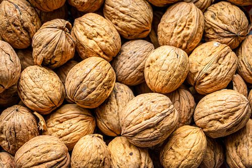 een hoop walnoten in een schaal