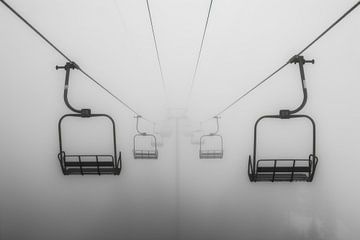 Skilift in de mist van Poster Art Shop