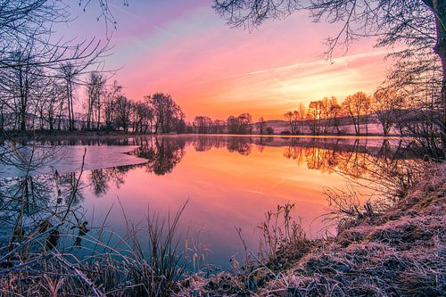 Winterlandschap met meer en ijs, romantische zonsopgang