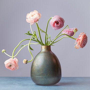 Roze bloemen in vaas - stilleven van Photography art by Sacha