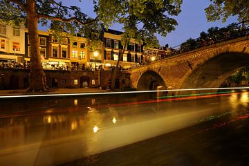 Oudegracht with Orphan Bridge in Utrecht with passing boat by Donker Utrecht