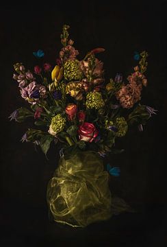 Bloemen in vaas op een donkere achtergrond met het prachtige licht. van Marga Goudsbloem