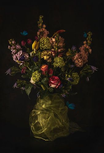 Blumen in Vase auf dunklem Hintergrund