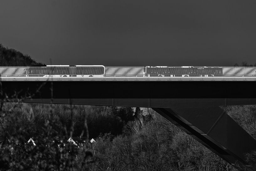 Busse auf einer Brücke von it's a Boone thing
