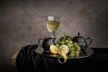 Modernes Stillleben Weißwein und Trauben