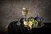 Modern stilleven witte wijn en druiven van Marjolein van Middelkoop