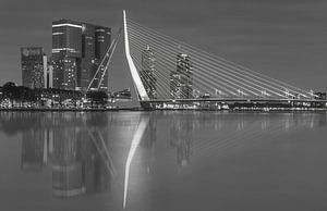 Skyline von Rotterdam mit Erasmus-Brücke in schwarz-weiß